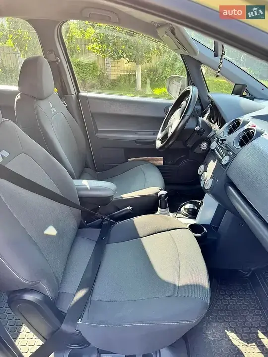 Mitsubishi Colt 2004 photo 3