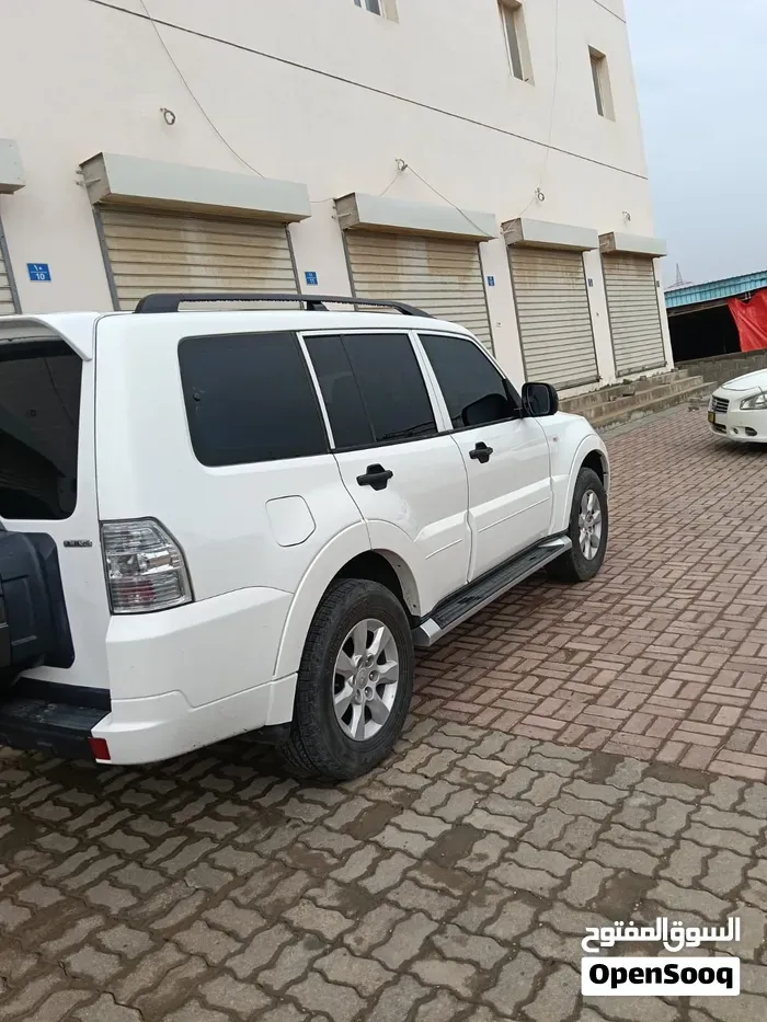 Mitsubishi Pajero 2012 photo 2