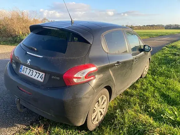 Peugeot 208 2015 photo 4
