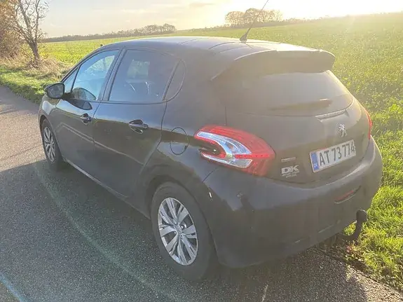 Peugeot 208 2015 photo 3