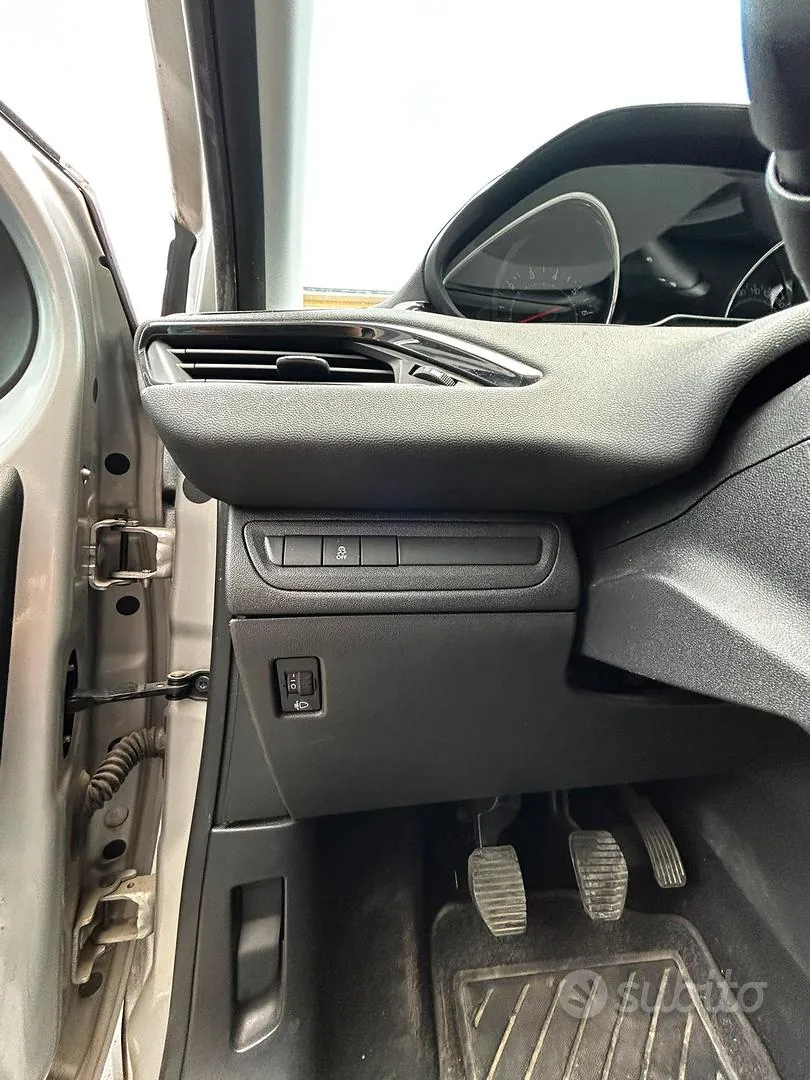 Peugeot 208 2014 photo 5