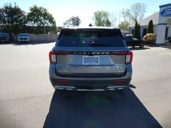 Ford Explorer 2025 photo 4