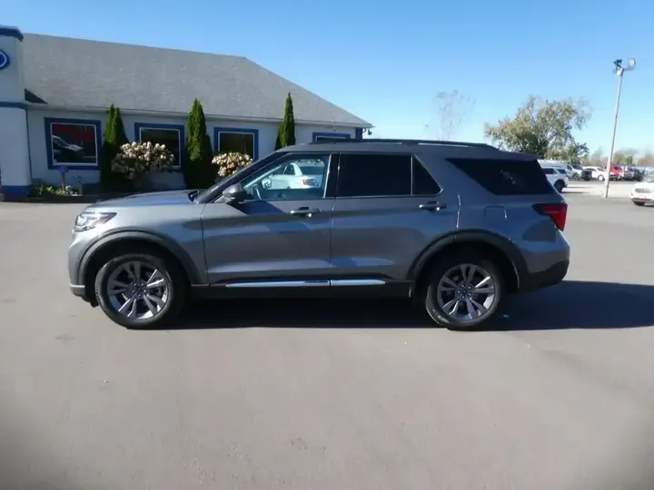 Ford Explorer 2025 photo 2