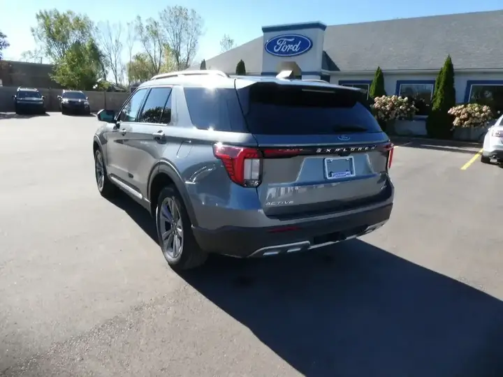 Ford Explorer 2025 photo 3