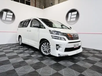 Toyota Vellfire 2013 photo 2
