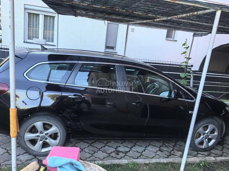 Opel Astra J 2011 photo 3