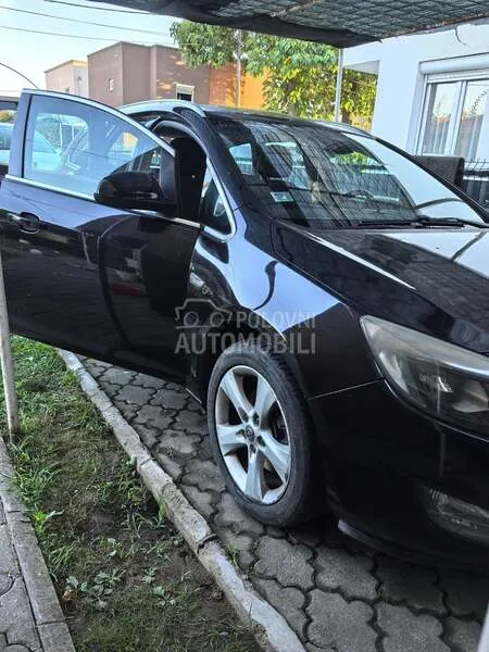 Opel Astra J 2011 photo 2