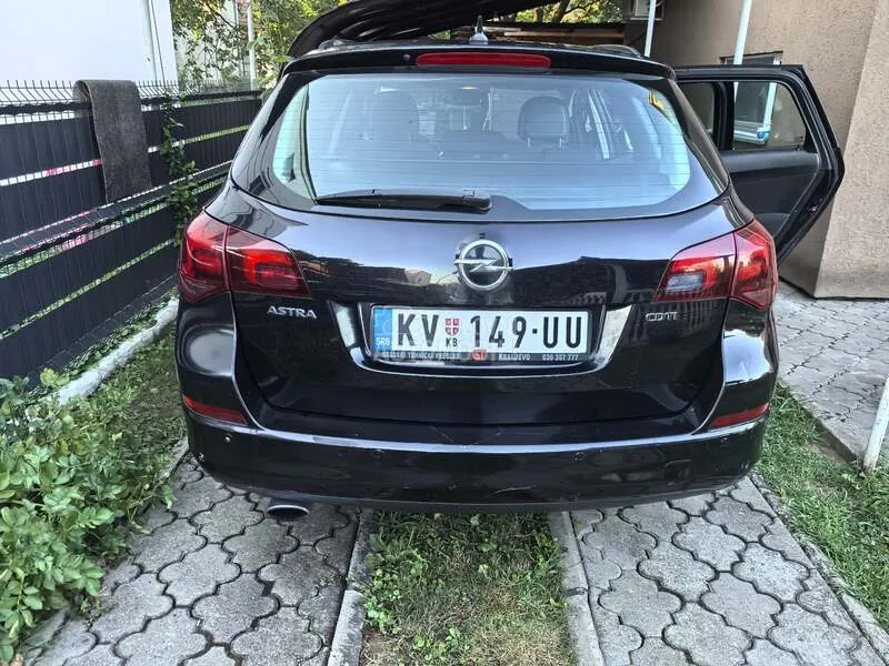 Opel Astra J 2011 photo 5