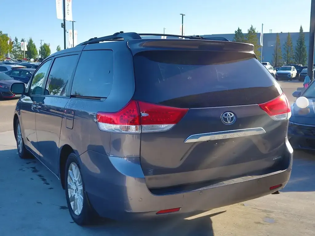 Toyota Sienna 2012 photo 4