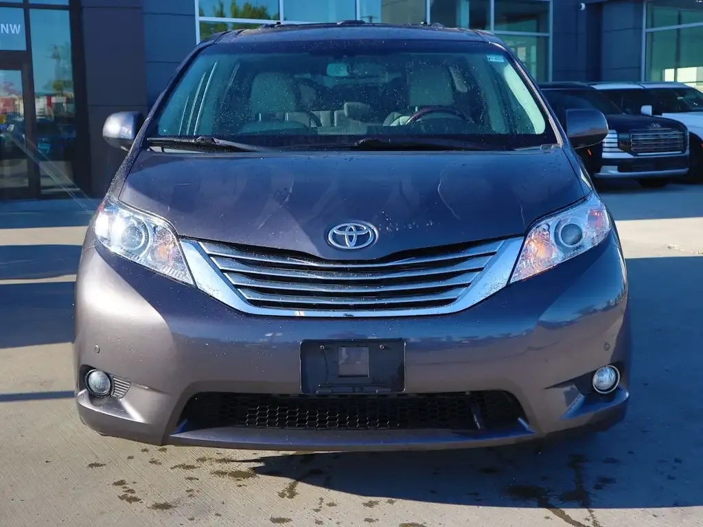 Toyota Sienna 2012 photo 2