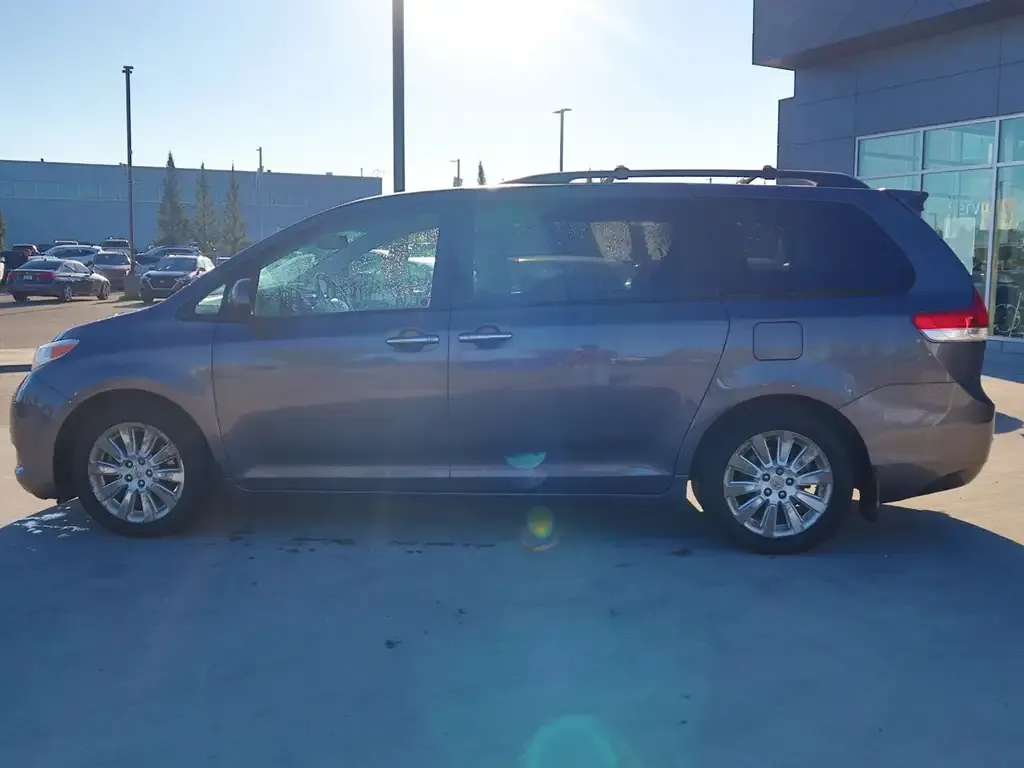 Toyota Sienna 2012 photo 3