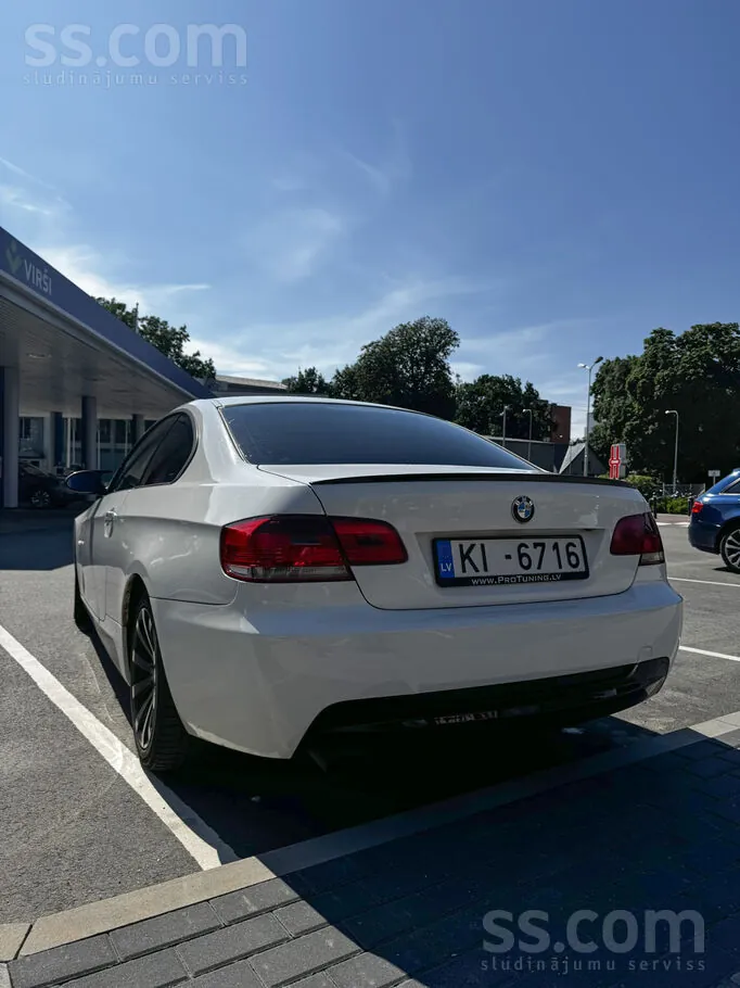 BMW 320 2009 photo 2