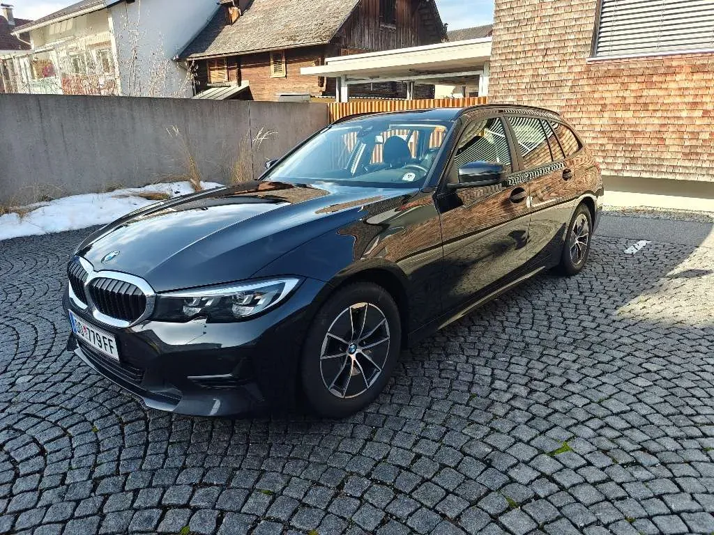 BMW 3 Series 2022 photo 2