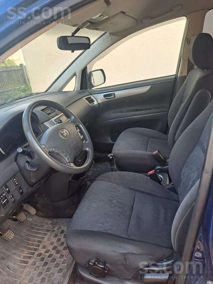 Toyota Avensis Verso 2004 photo 5