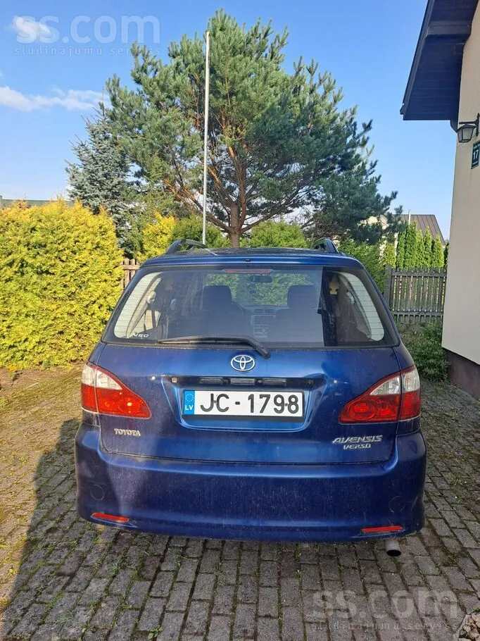Toyota Avensis Verso 2004 photo 2