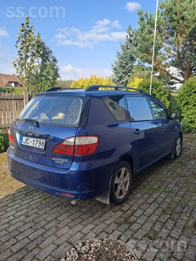 Toyota Avensis Verso 2004 photo 3