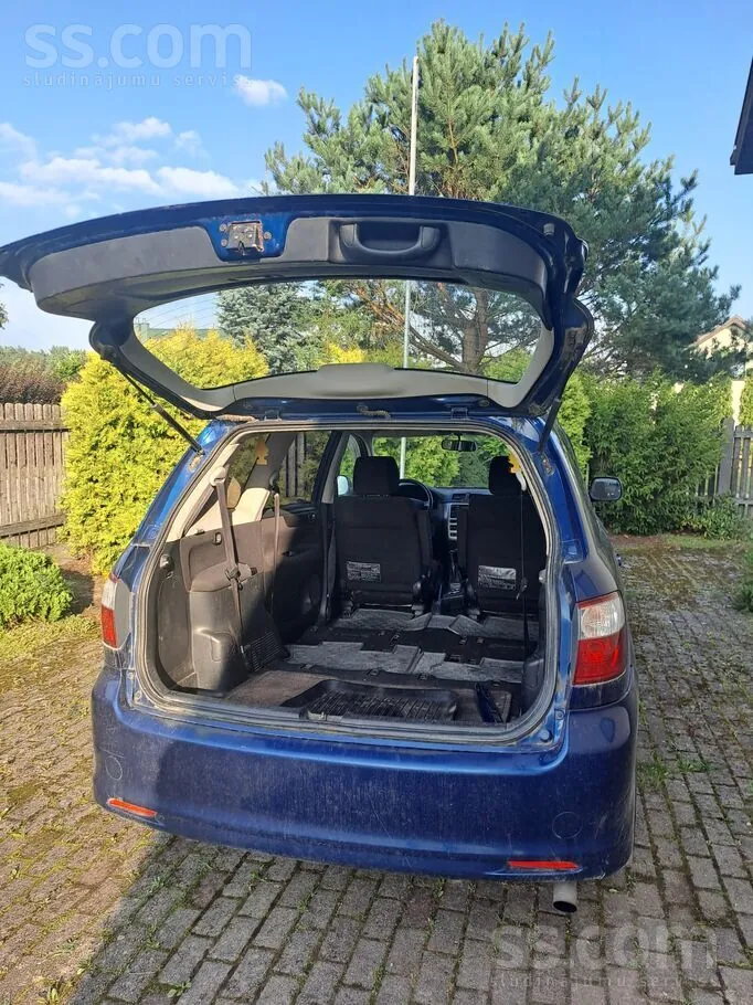 Toyota Avensis Verso 2004 photo 4