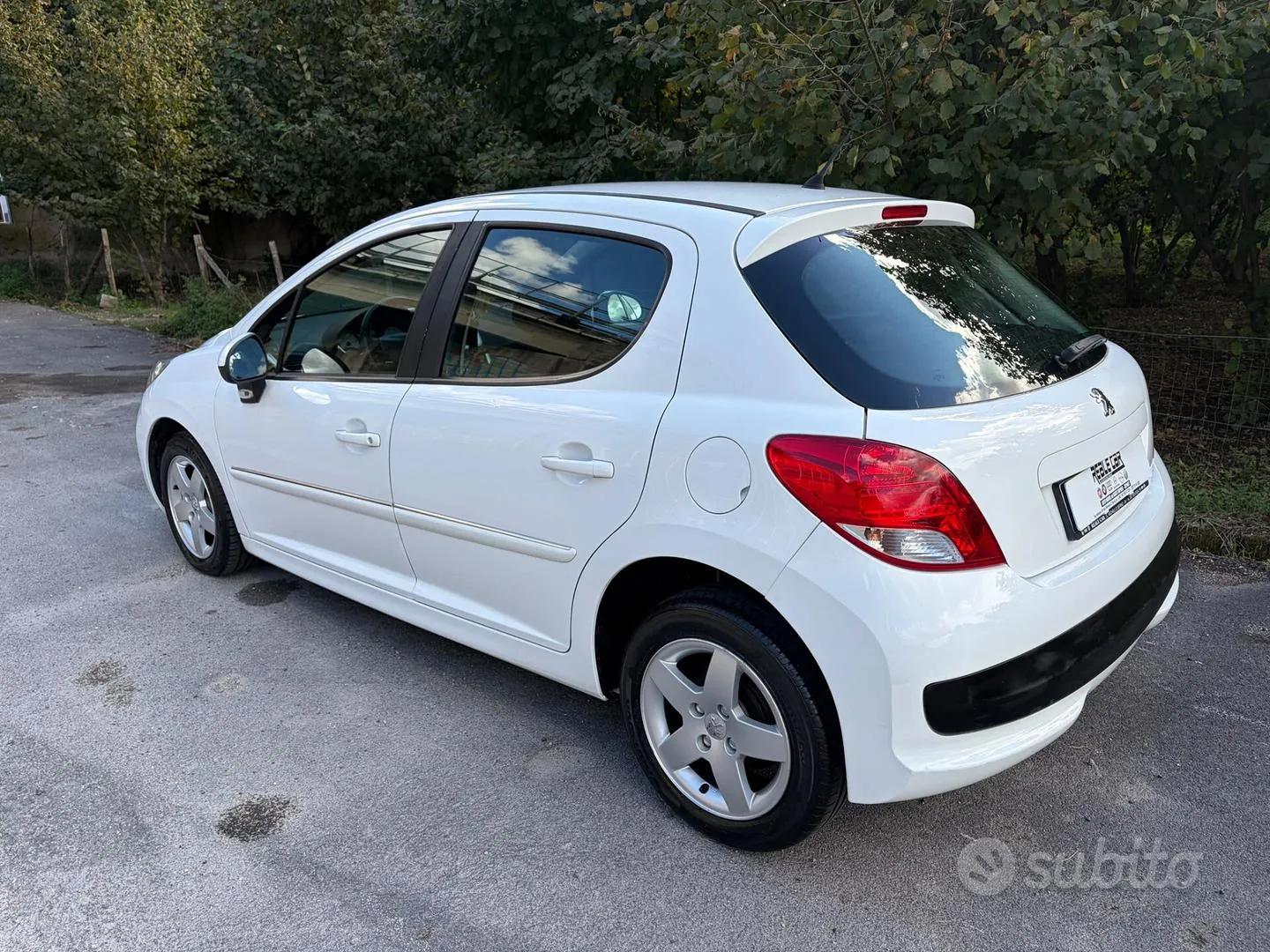 Peugeot 207 2012 photo 3