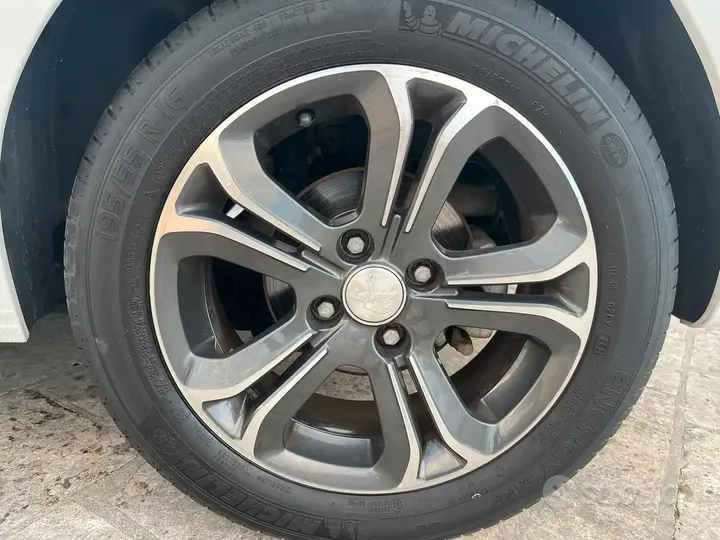 Peugeot 208 2014 photo 5