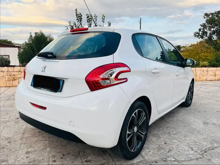 Peugeot 208 2014 photo 3