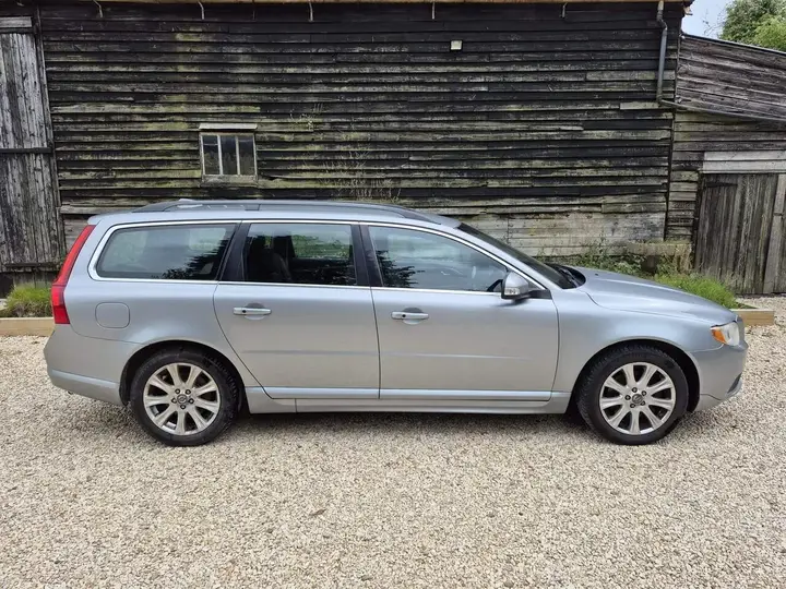Volvo V70 2010 photo 2