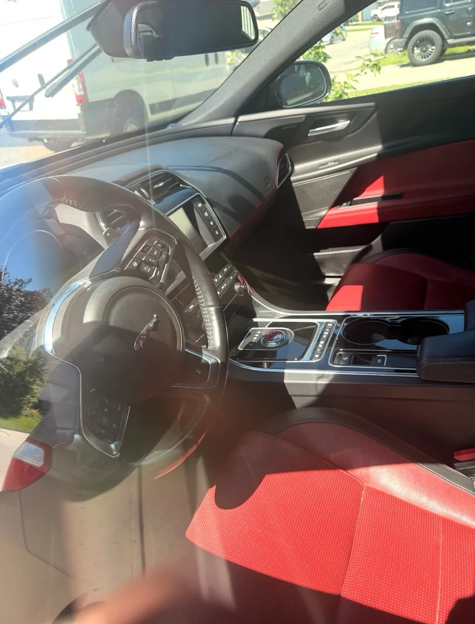 Jaguar Xe 2017 photo 3