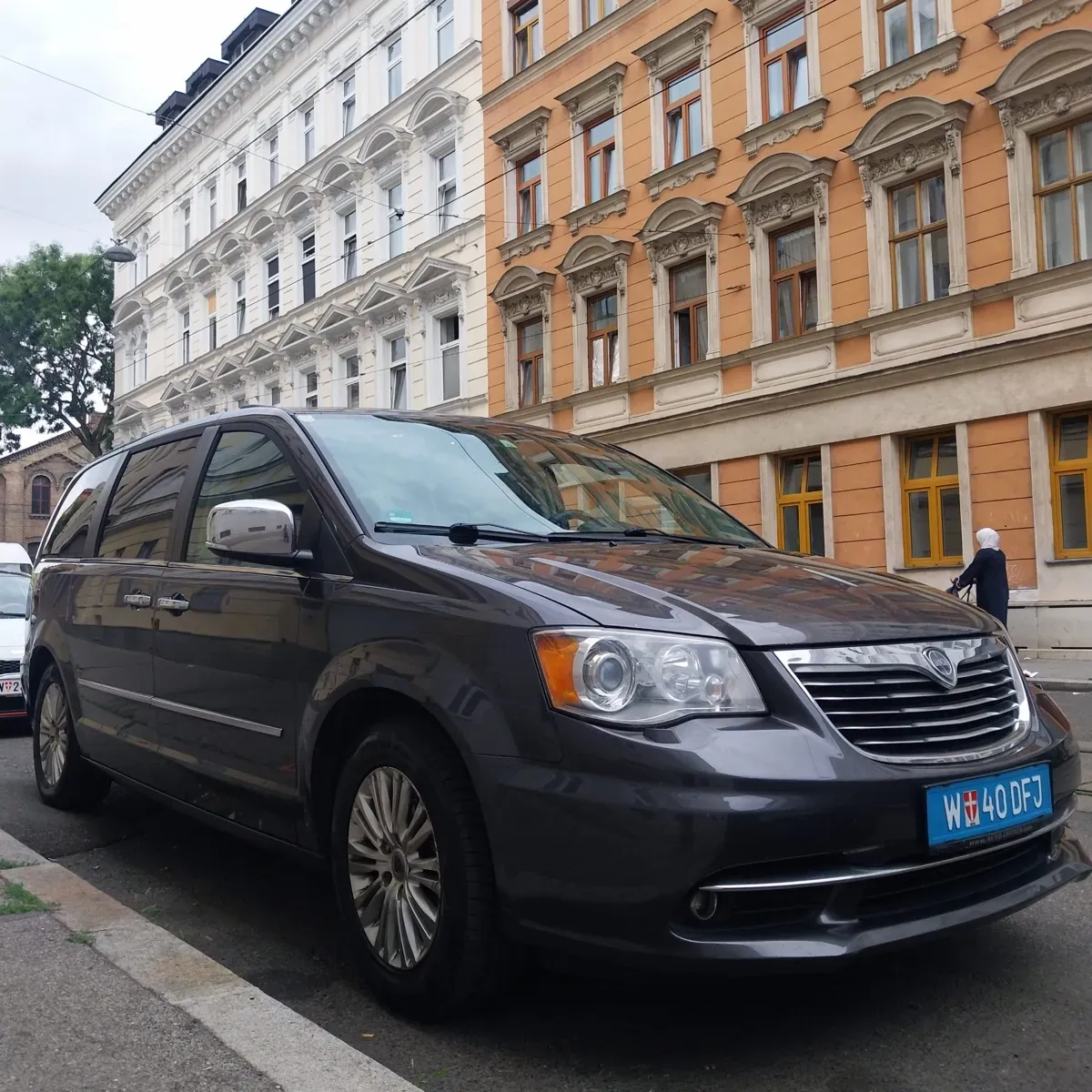 Lancia Voyager 2015 photo 2