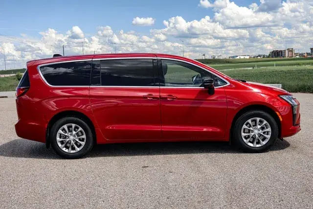 Chrysler Pacifica 2027 photo 5