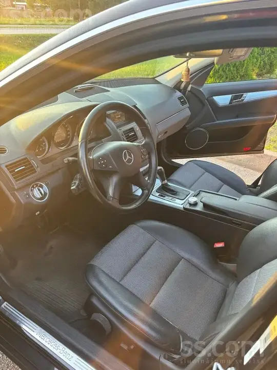 Mercedes-Benz C200 2011 photo 4