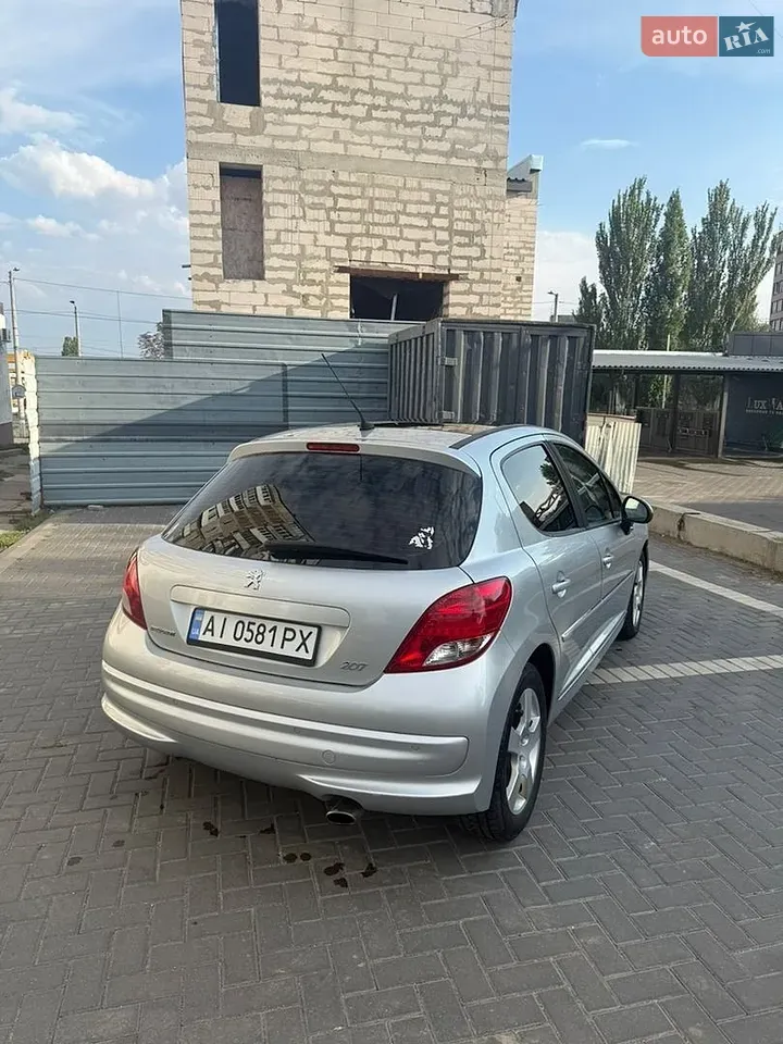 Peugeot 207 2011 photo 3
