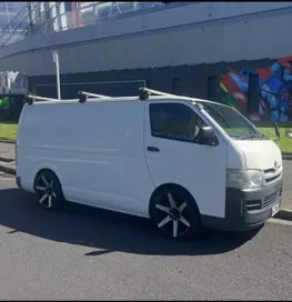 Toyota Hiace 2009 photo 2