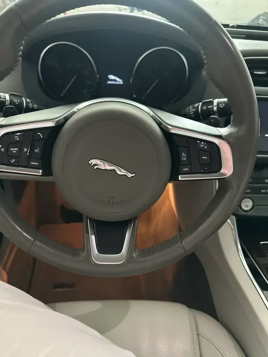 Jaguar Xe 2017 photo 3