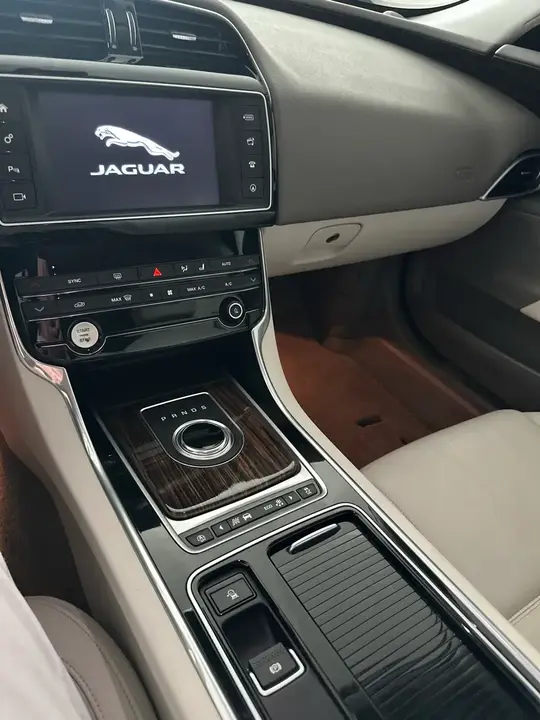 Jaguar Xe 2017 photo 2
