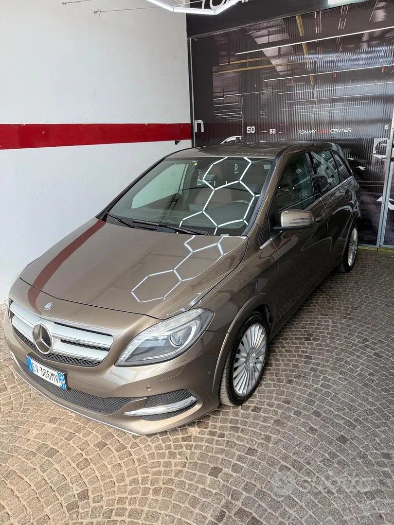 Mercedes-Benz B 200 Ngd Executive 2014 photo 2
