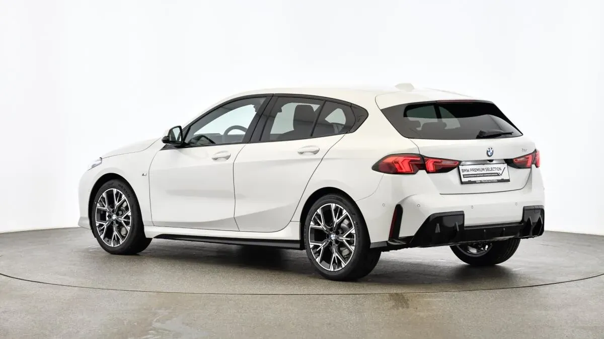 BMW 1 Series 2025 photo 2