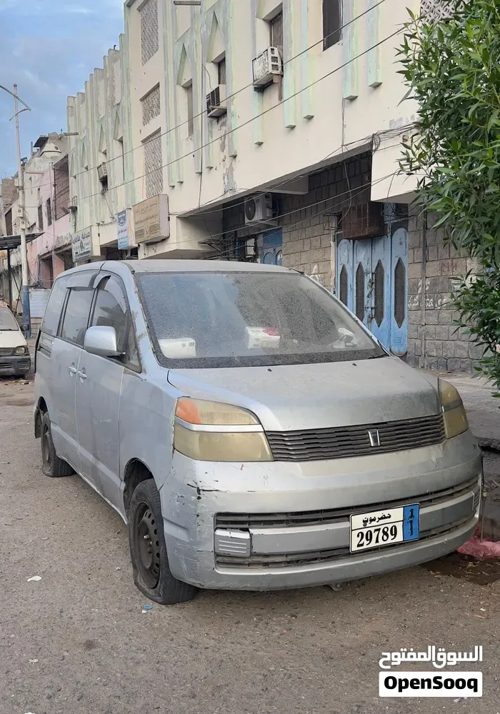 Toyota Voxy 2004 photo 4