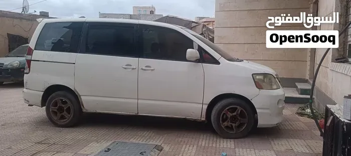 Toyota Voxy 2004 photo 5