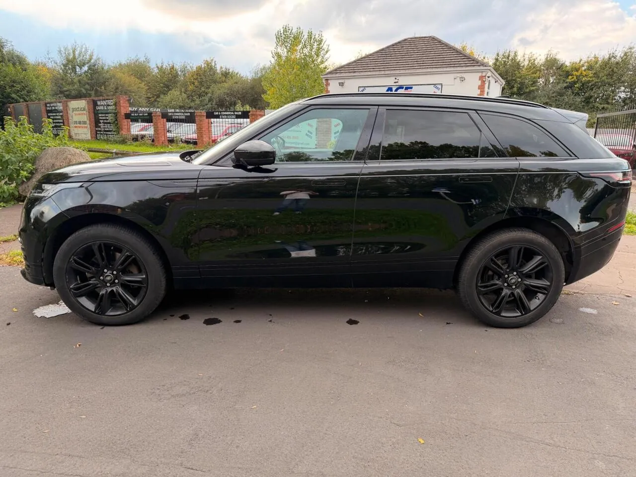 Land Rover Range Rover Velar 2023 photo 2