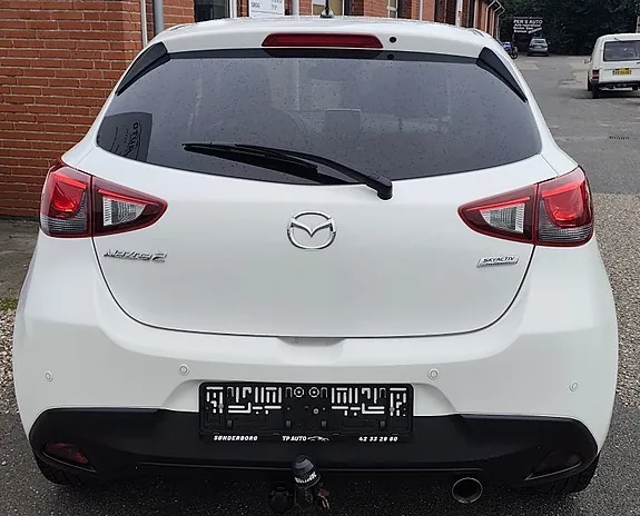 Mazda 2 2015 photo 3