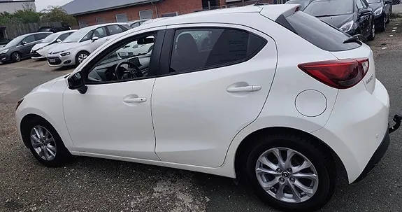 Mazda 2 2015 photo 4