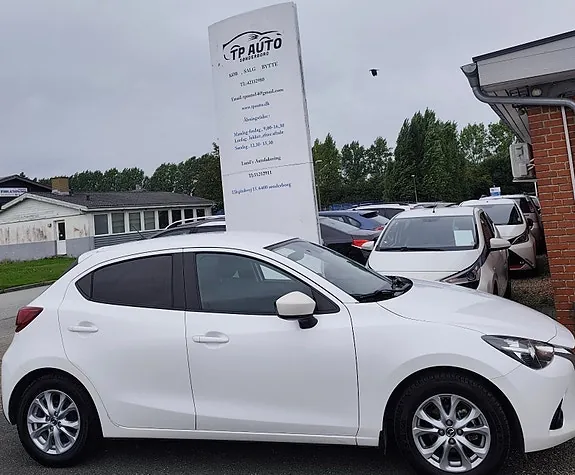 Mazda 2 2015 photo 2