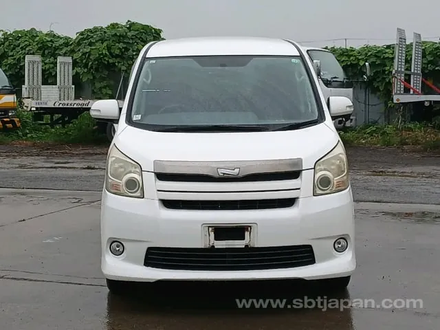 Toyota Noah 2007 photo 2