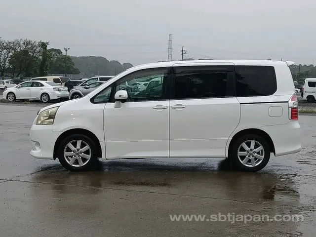 Toyota Noah 2007 photo 4
