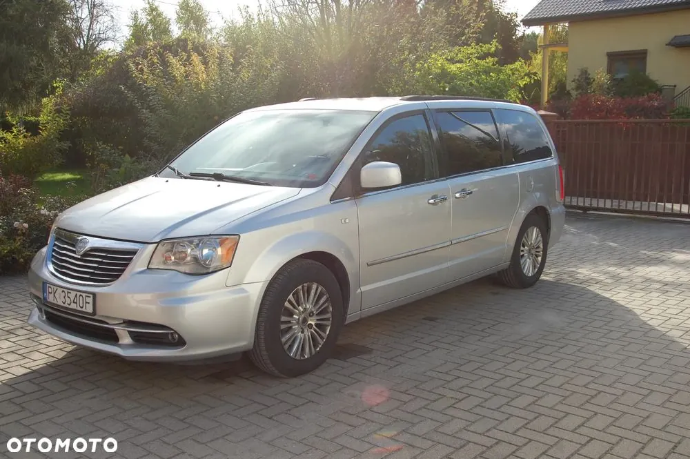 Lancia Voyager 2012 photo 2
