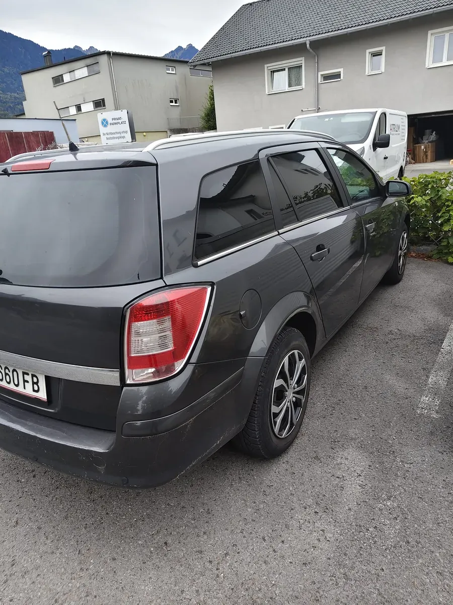 Opel Astra 2009 photo 2