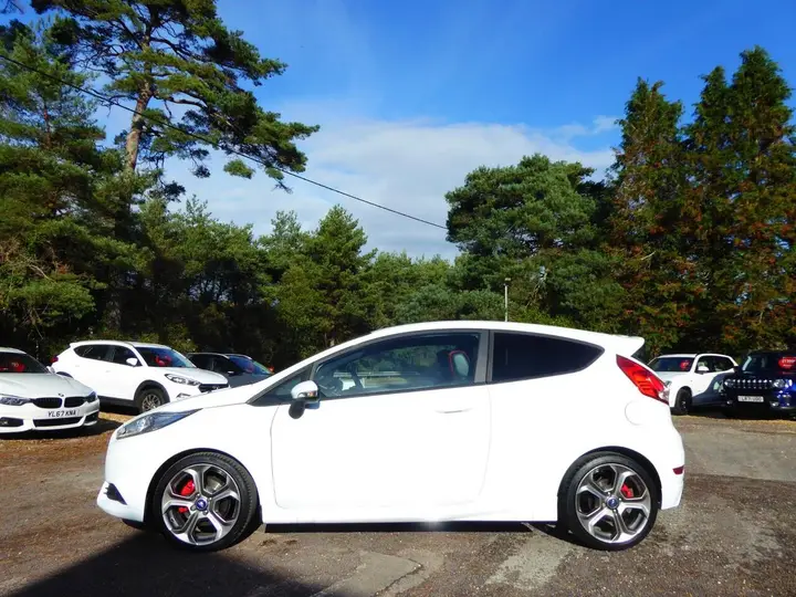 Ford Fiesta 2014 photo 2