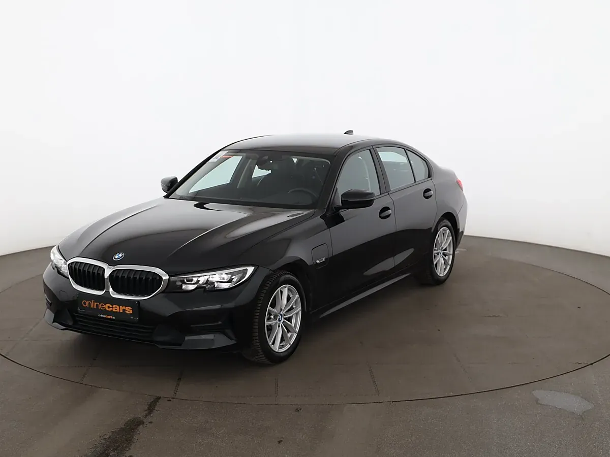 BMW 3 Series 2022 photo 2