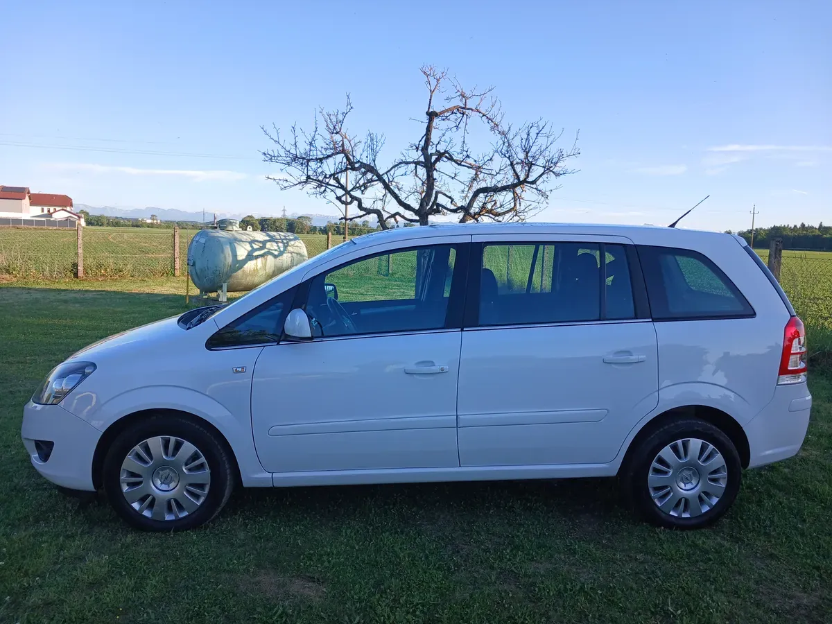 Opel Zafira 2011 photo 2