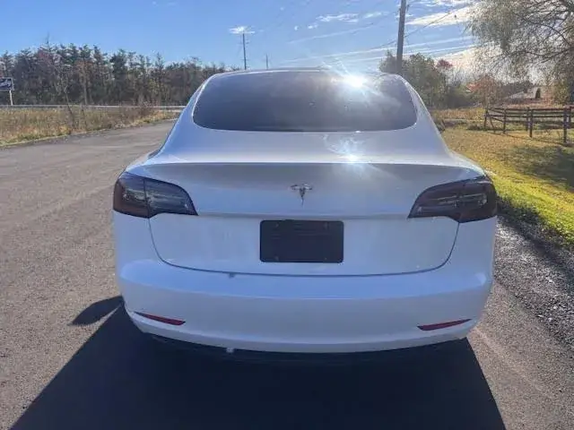 Tesla Model 3 2023 photo 2
