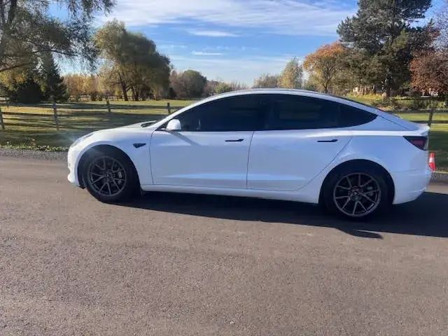Tesla Model 3 2023 photo 4